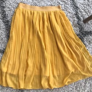 Yellow pleated skirt